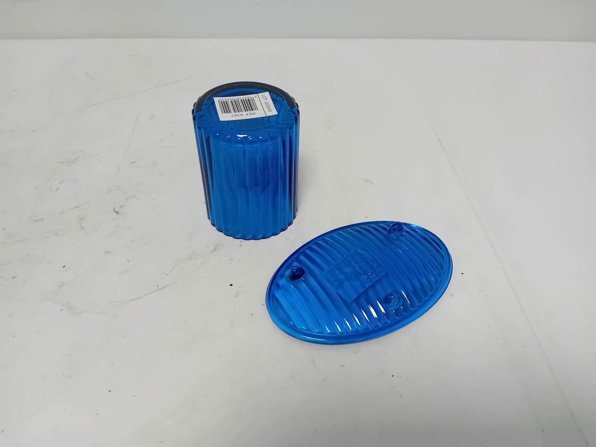 Accessoires de salle de bain en verre bleu