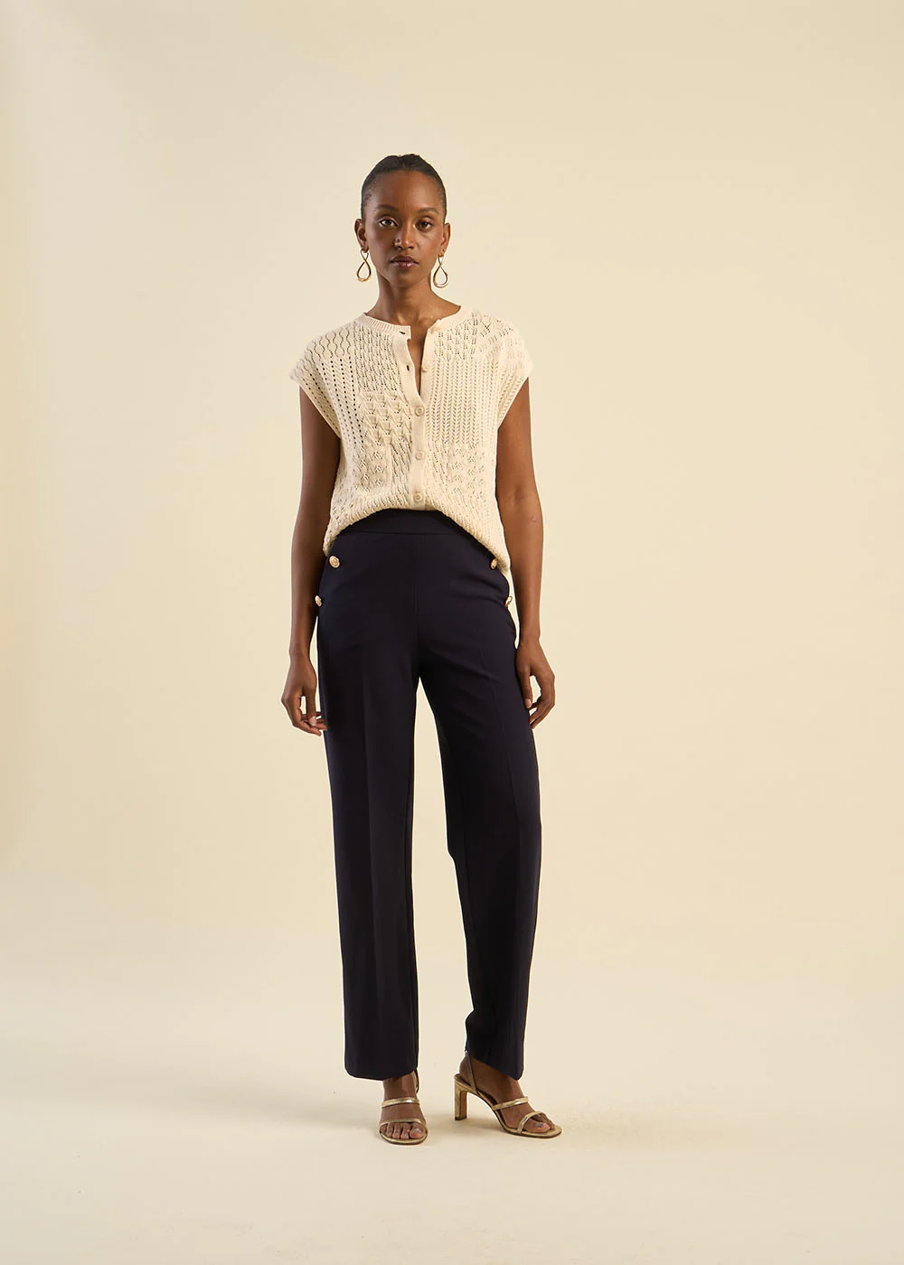 Pantalon effet pont à boutons dorés