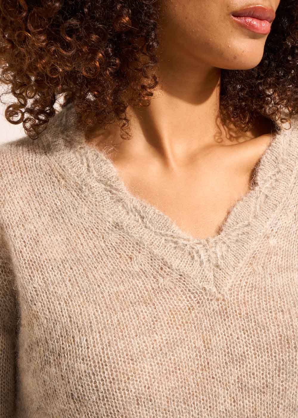 Pull col V détails crochet