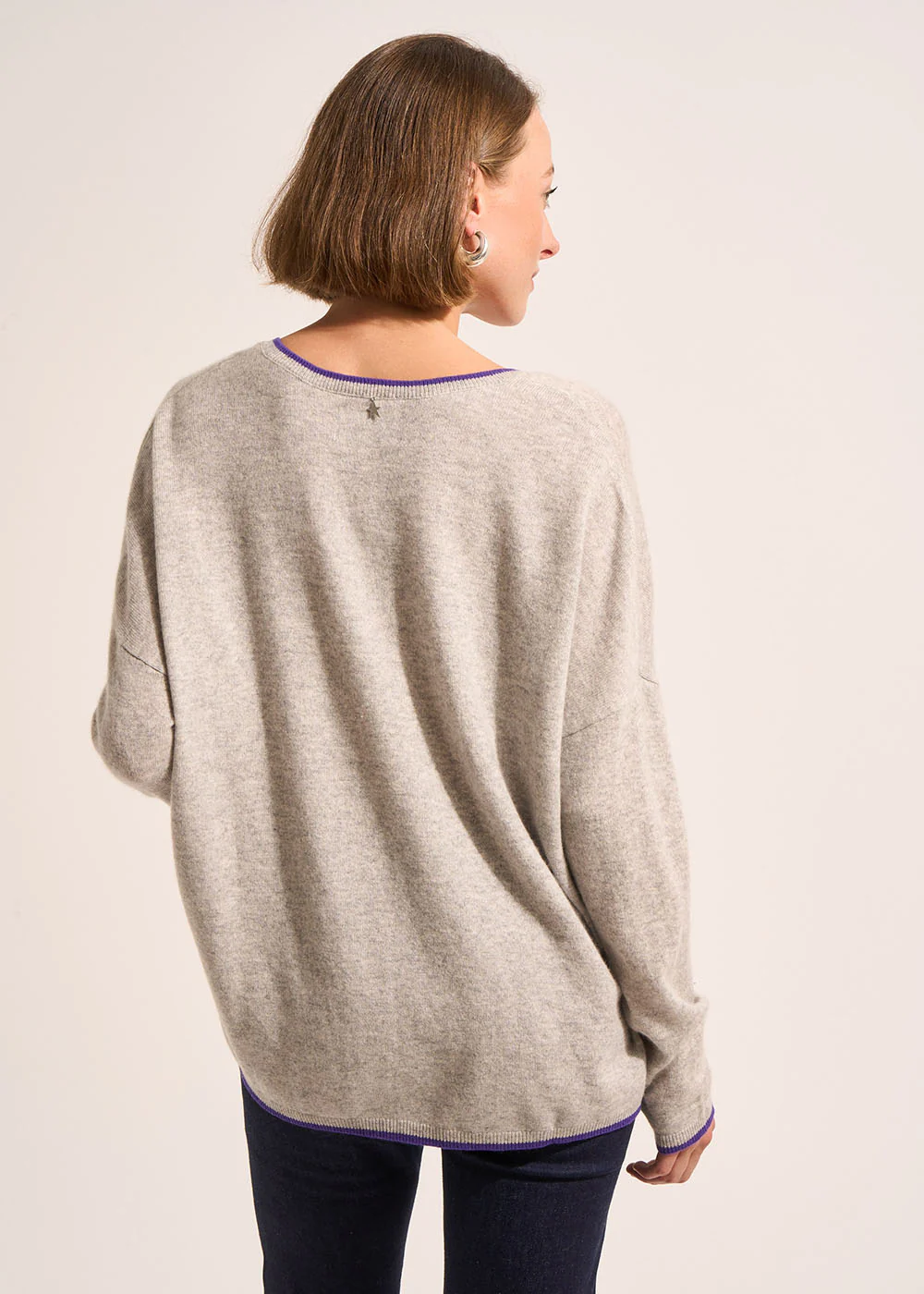 Pull en cachemire à col V et manches longues – Image 3