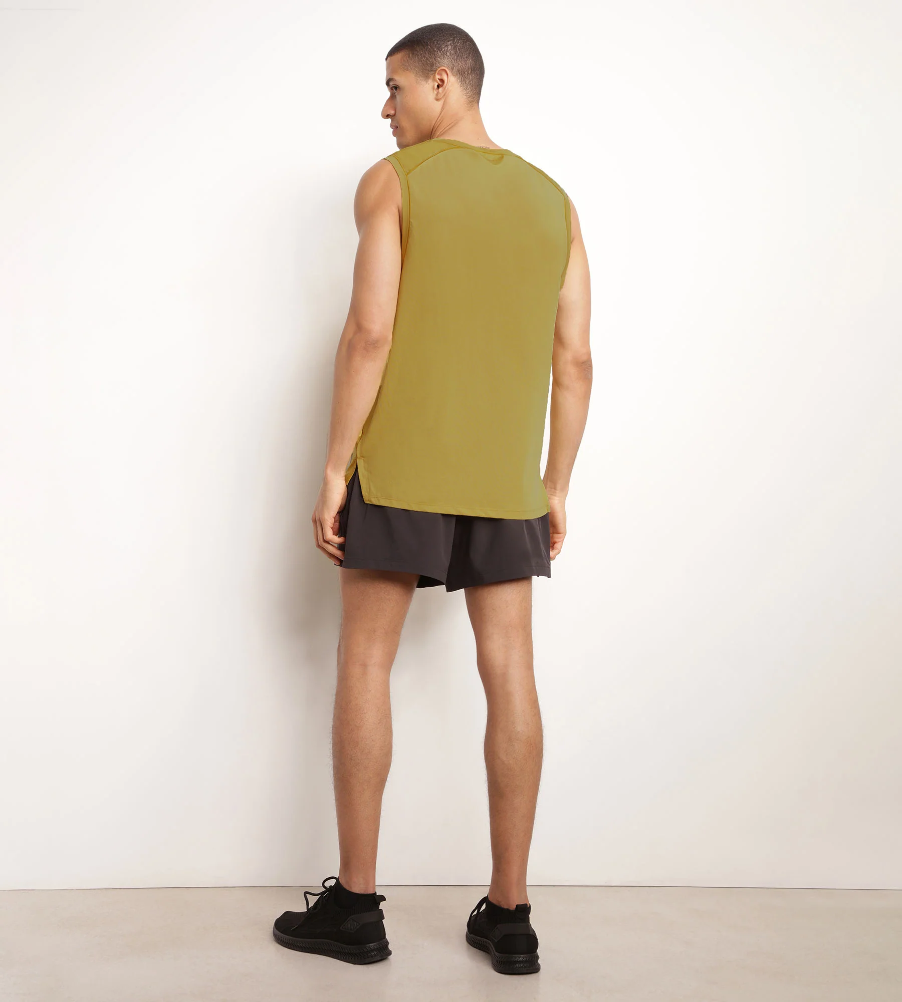 Débardeur de sport homme en matière aérée Olive Dim Move – Image 4