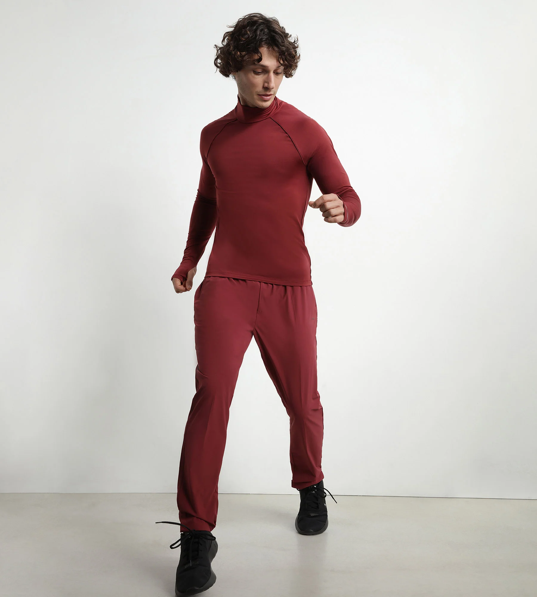 Haut de sport homme à col montant en microfibre Bordeaux Dim Move – Image 3