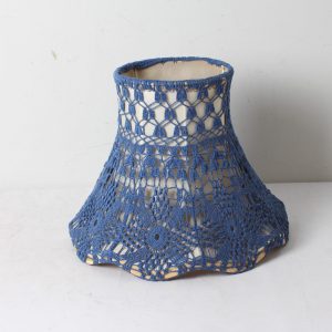 Abat-jour en crochet bleu