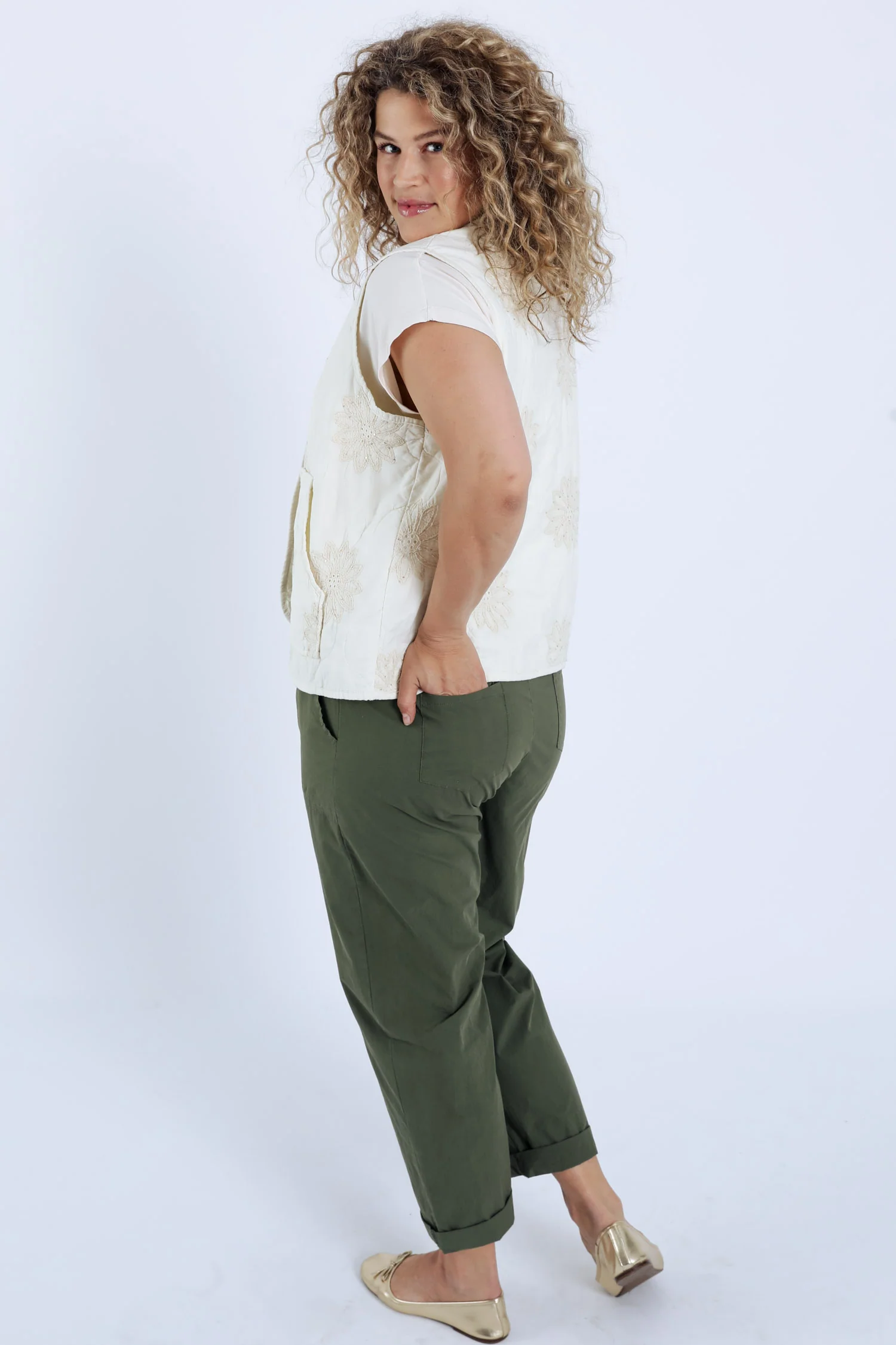 Gilet matelassé avec broderies florales