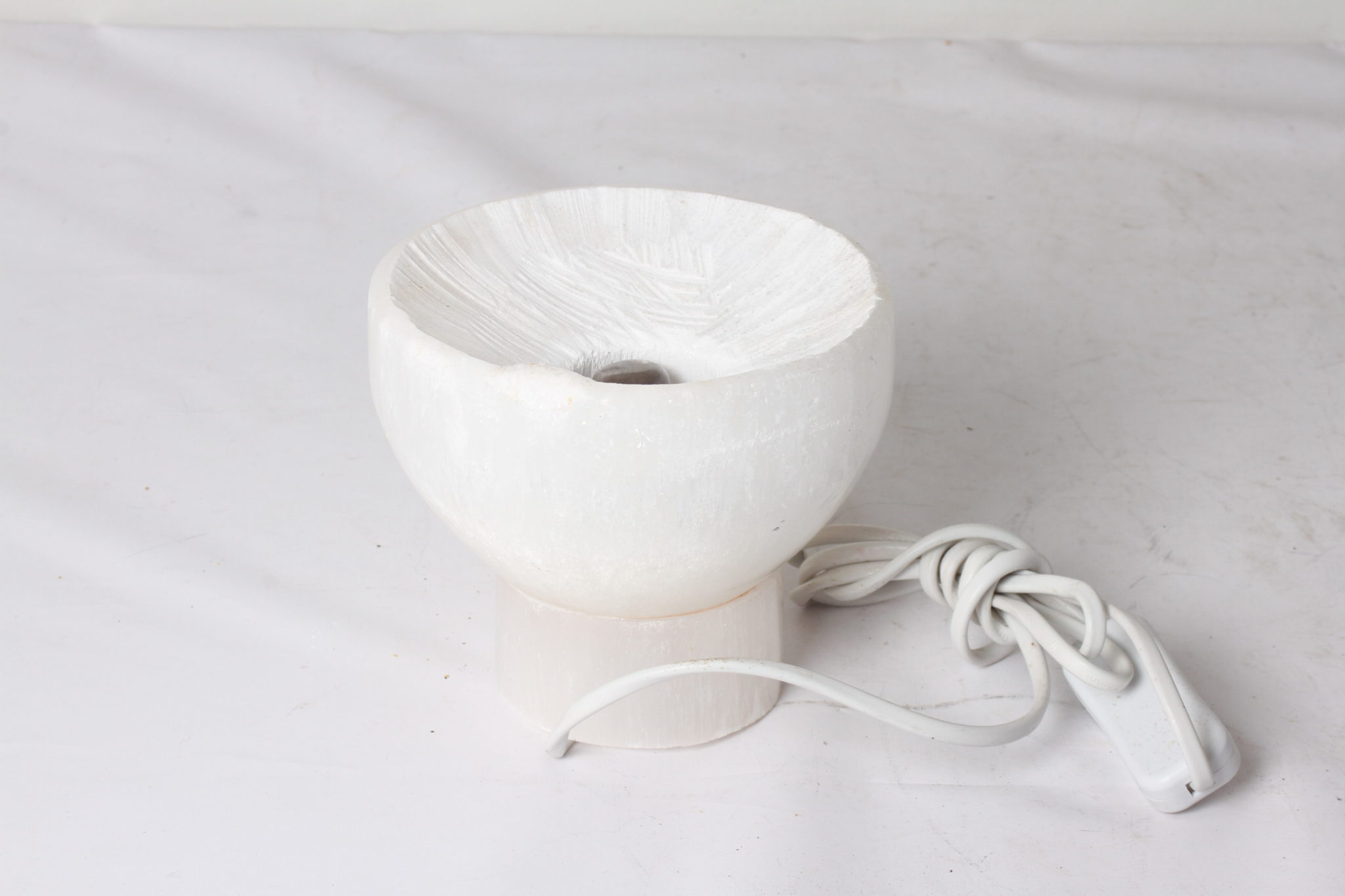 Lampe artisanale en pierre blanche
