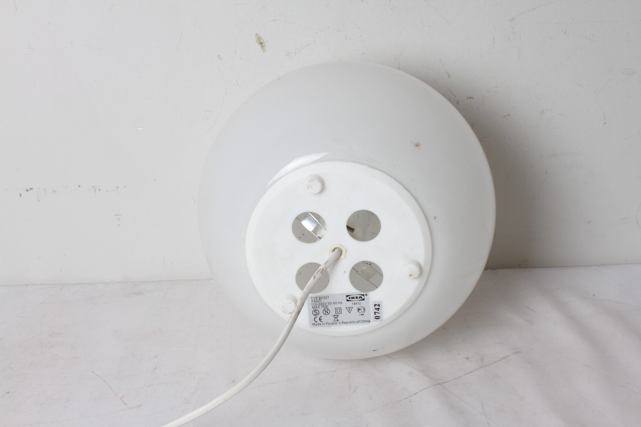 Lampe de table en verre blanc – Ikéa – Fado
