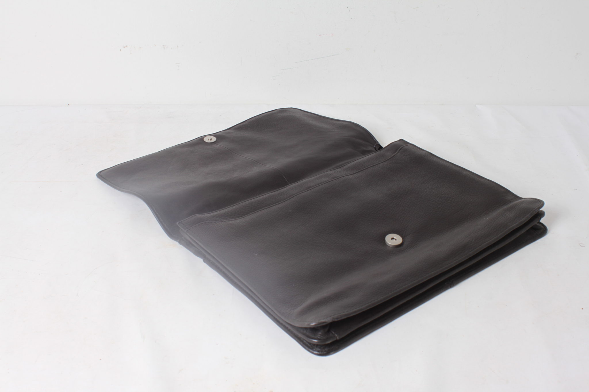 Porte documents en cuir noir – Atelier du cuir Merlin