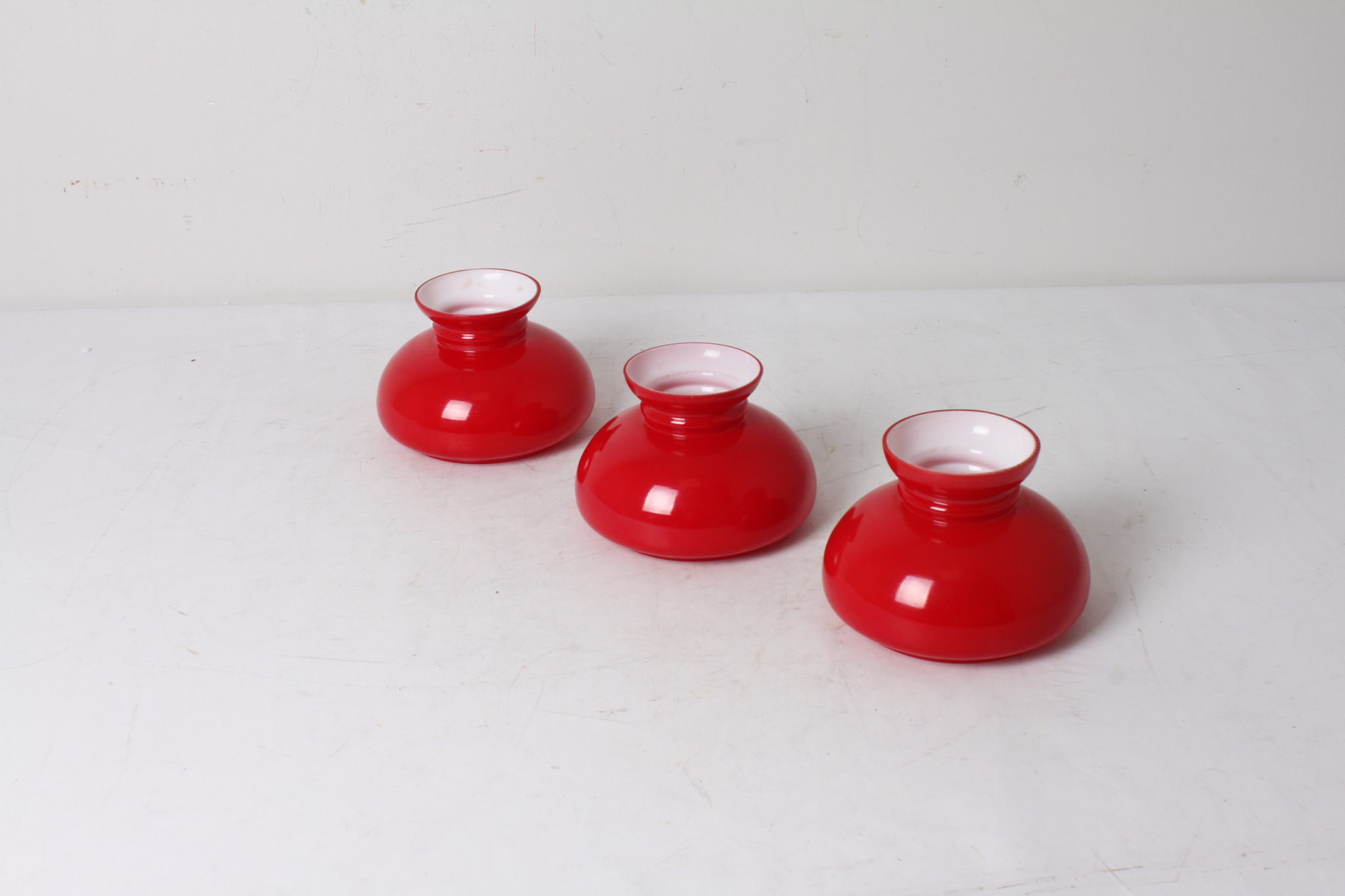 Trio de petits globes en opaline, années 70