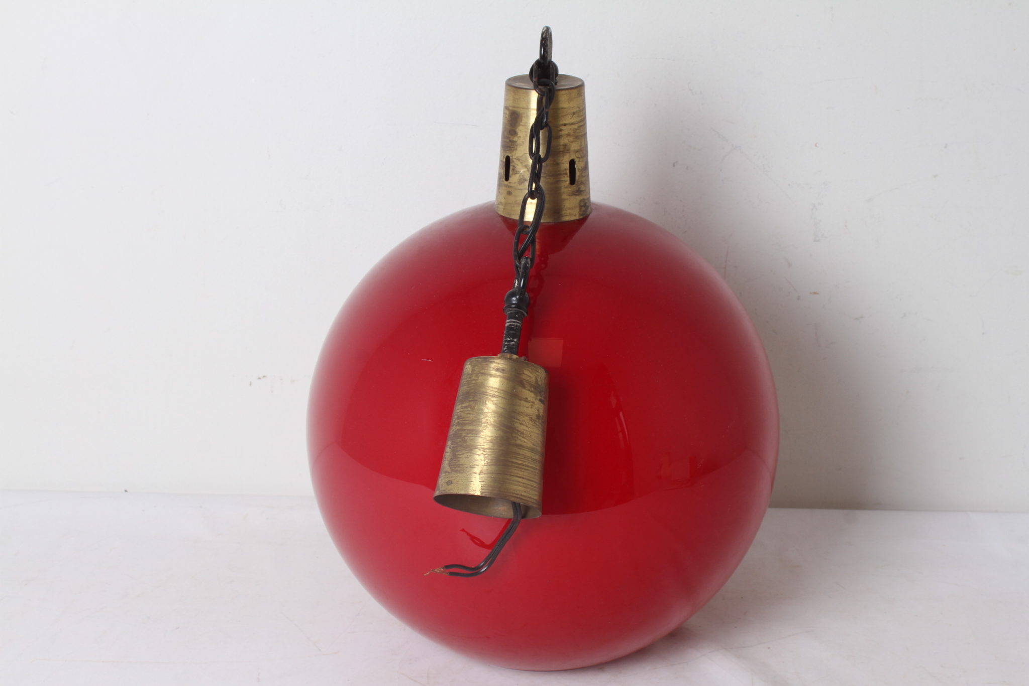 Suspension boule vintage en opaline rouge