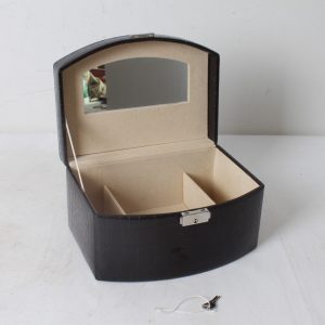 Coffre à bijoux en skaï noir
