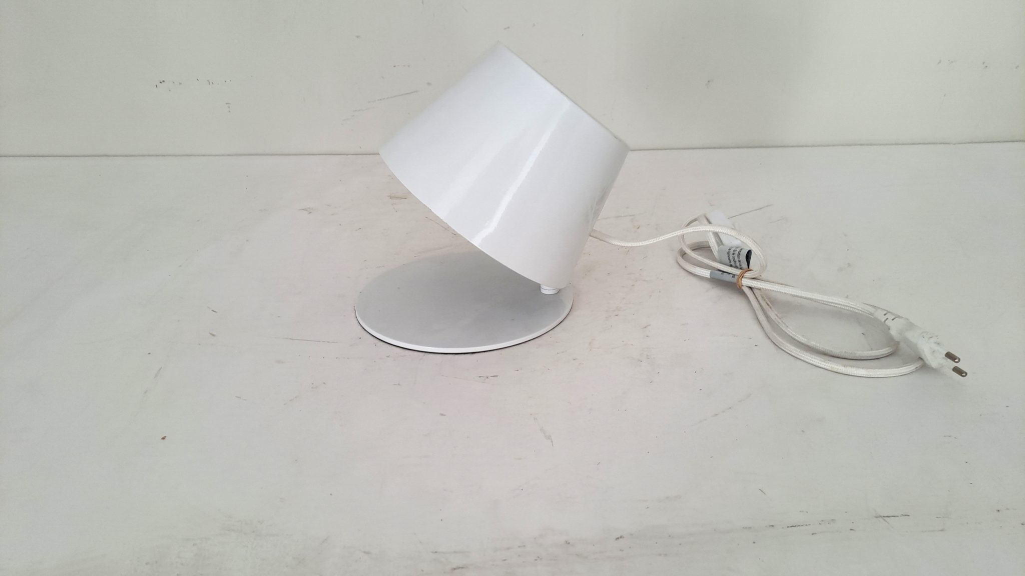 Lampe de table design en métal