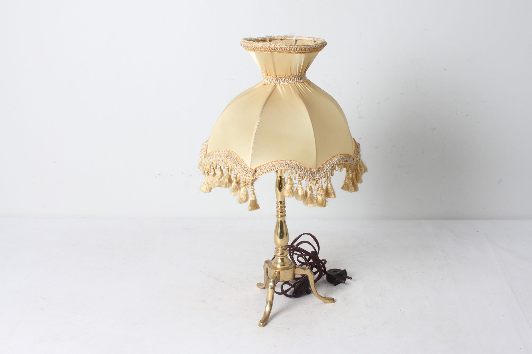 Lampe de table tripode en laiton doré